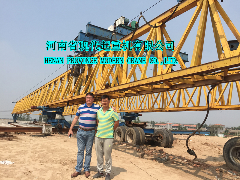 新乡出海东大门——长东高速箱梁架桥机