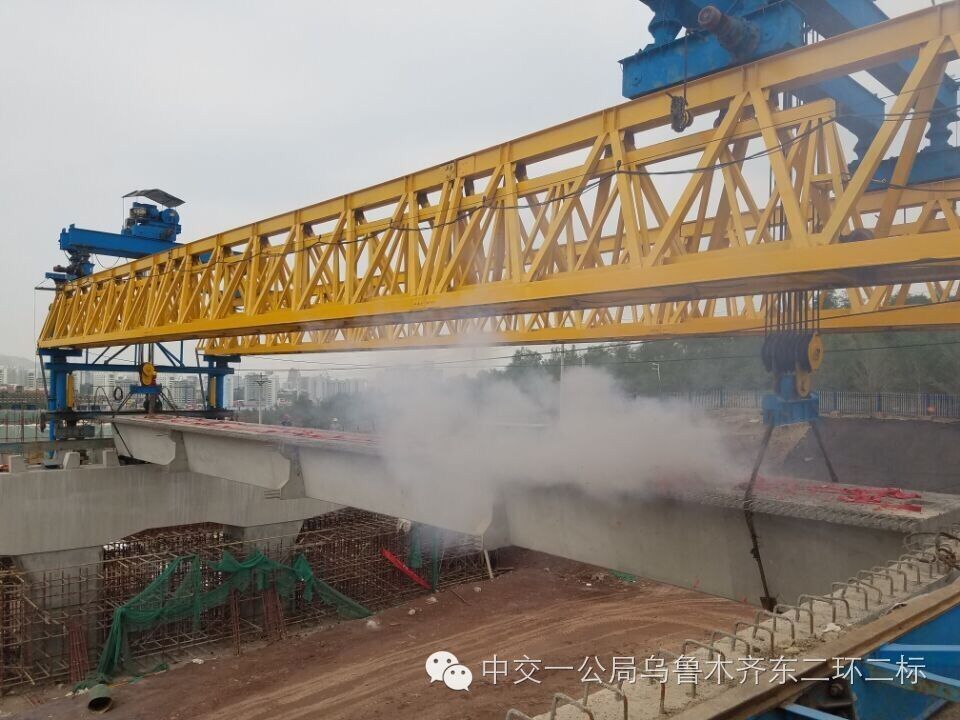 乌鲁木齐东二环二标一分部首片箱梁架设成功