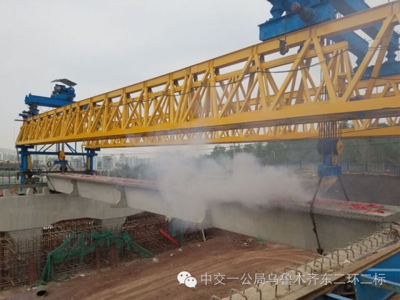 乌鲁木齐东二环二标一分部首片箱梁架设成功